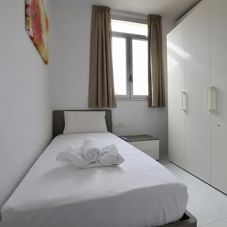 Brand New 3 Bed * סליאמה