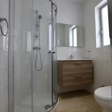 Brand New 3 Bed דירה *