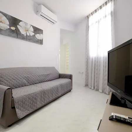 Brand New 3 Bed דירה *